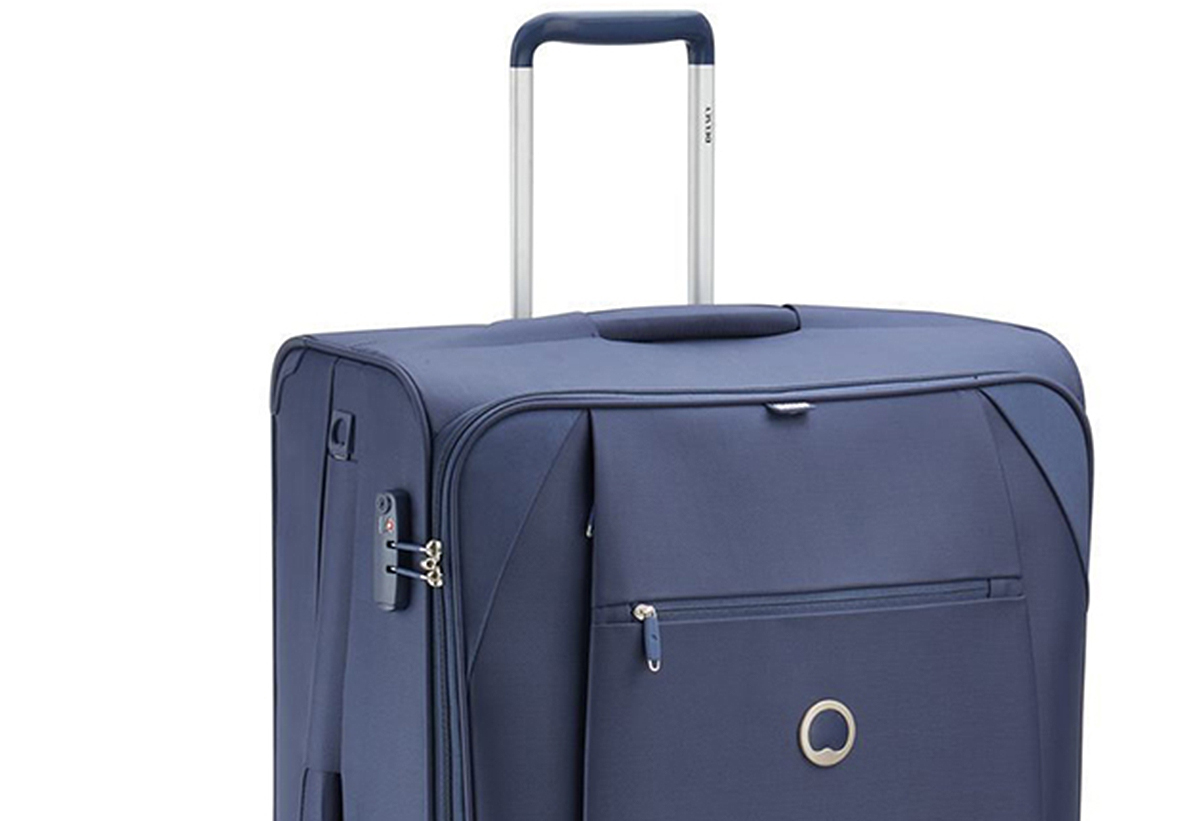 Απεικονίζεται η βαλίτσα Rami σε μπλε απόχρωση, δίνοντας έμφαση στο χερούλι και την προστατευτική κλειδαριά.
